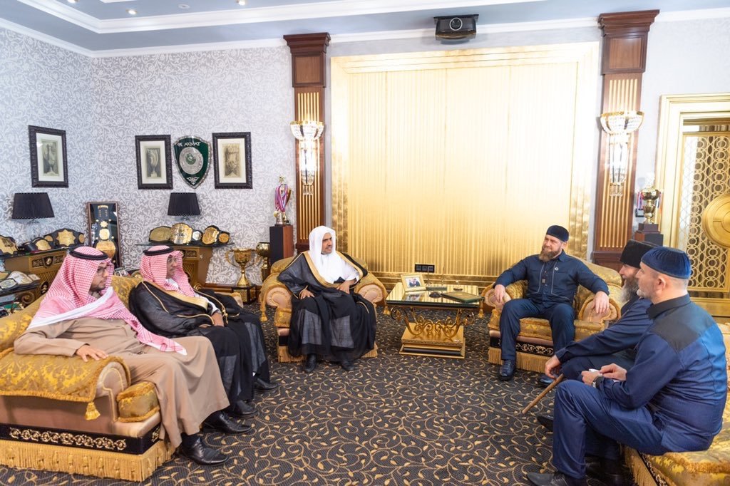 Le Président tchétchène Ramadan Kadyrov reçoit le D.Mohammad Alissa au palais présidentiel en vue de participer à l’inauguration de la plus grande mosquée d’Europe   au nom de la Ligue Islamique Mondiale qui représente tous les peuples musulmans.