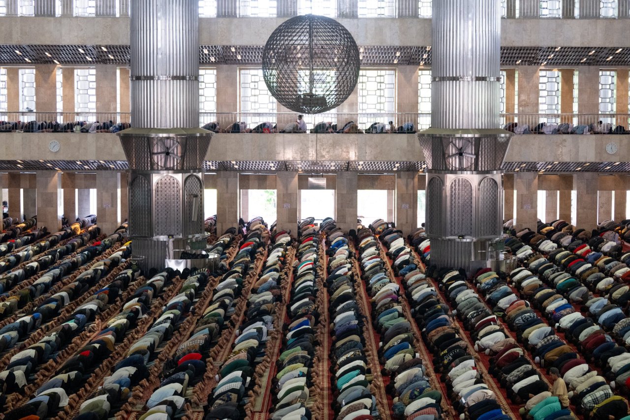 Le Secrétaire général cheikh Mohammed Al-Issa, aujourd’hui depuis la chaire de la mosquée Istiqlal en Indonésie