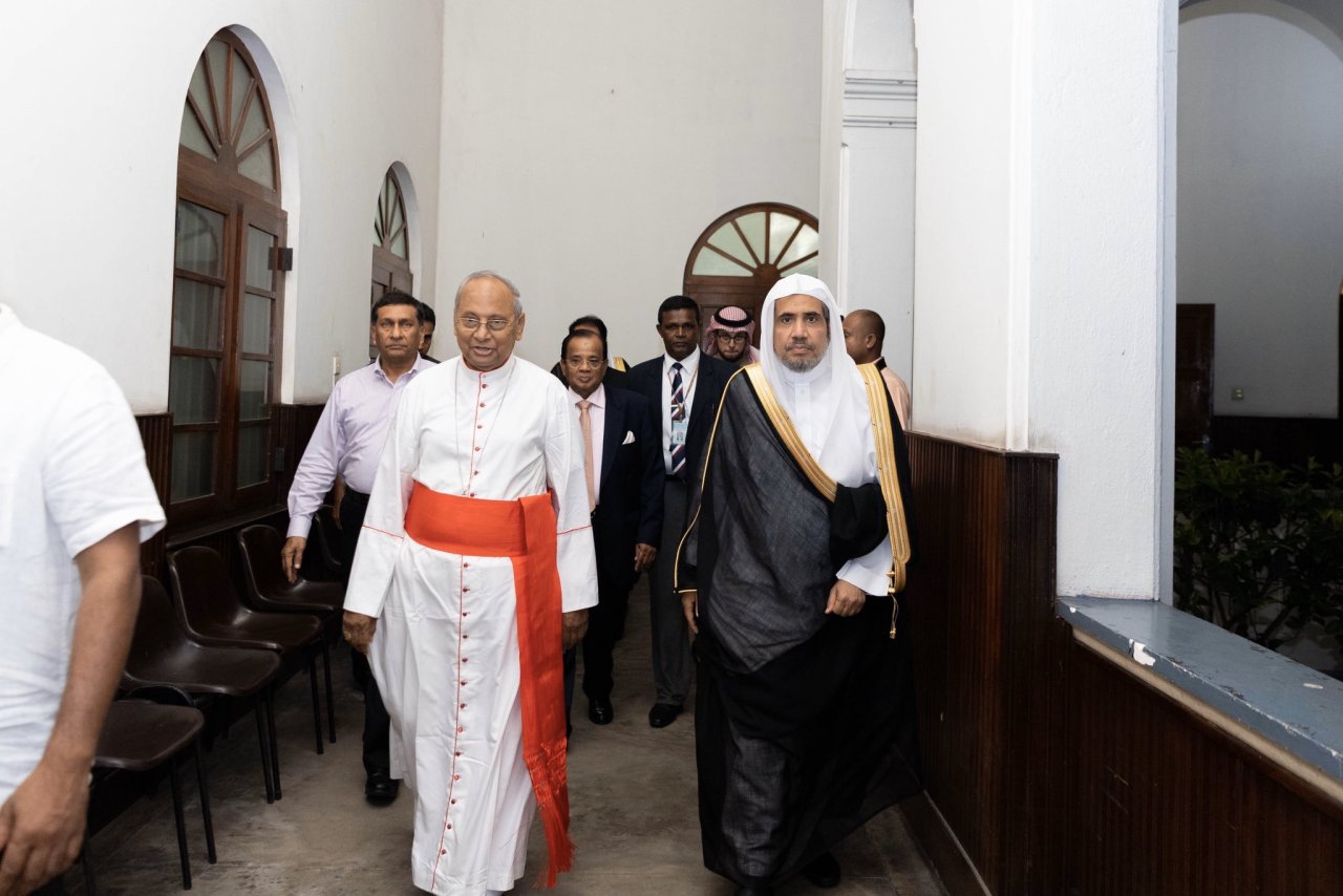 Le SG de la Ligue Islamique Mondiale D.Mohammad Alissa rencontre au Sri Lanka le Cardinal Ranjith au Sri Lanka Président des Évêques à qui il a présenté ses condoléances suite au attentats terroristes ils ont traité de l’harmonie religieuse entre les différents adeptes.