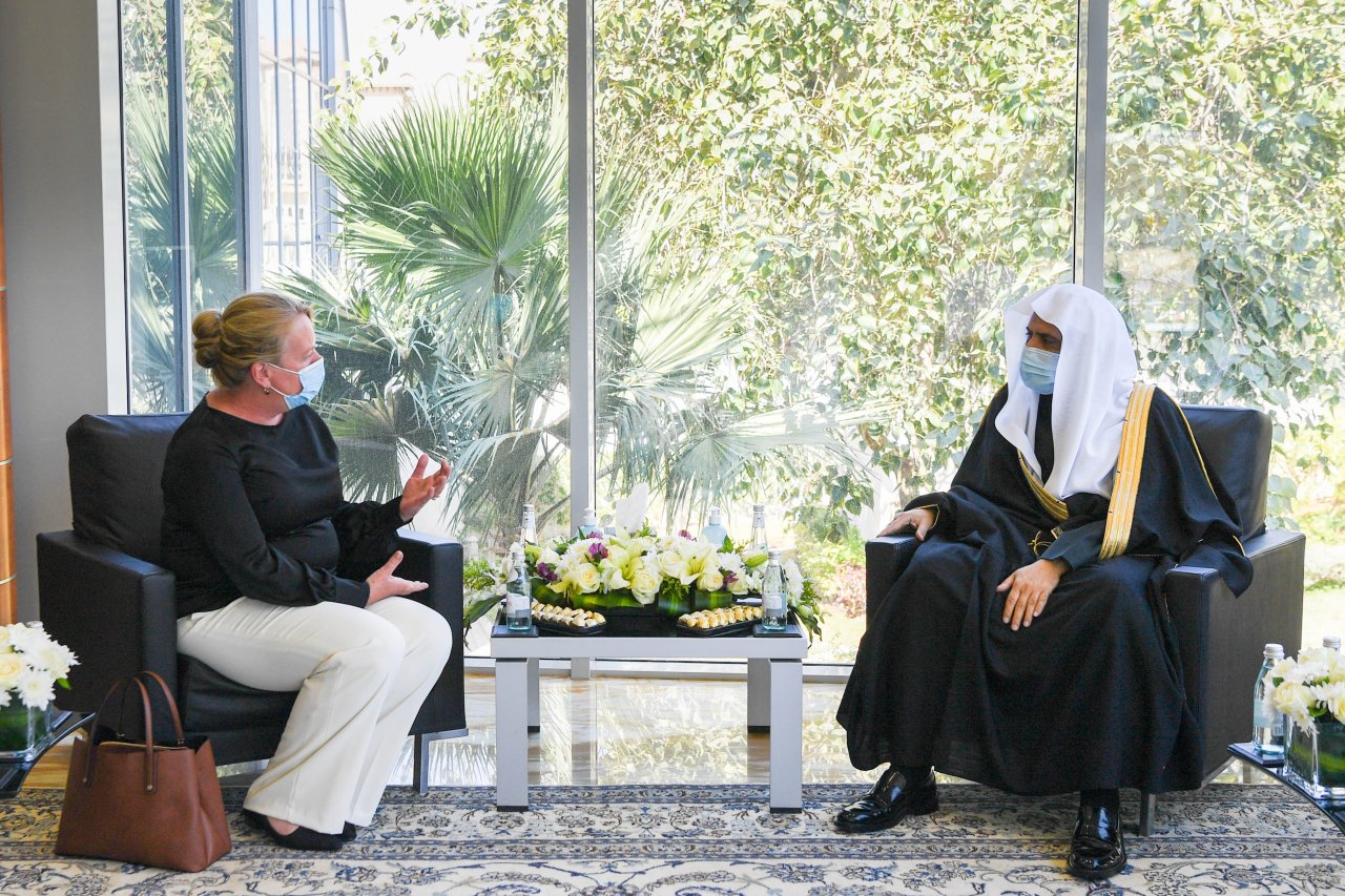 عزت مآب شیخ ڈاکٹر محمد العیسی نے اپنے ریاض آفس میں  ہالینڈ کی سفیر محترمہ جینٹ البرڈا سے ملاقات کی