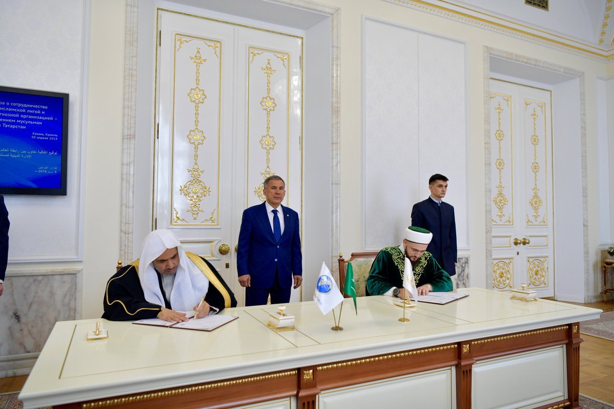 En présence du Pdt du Tatarstan D. Mohammad Alissa signe des accords entre la Ligue Islamique Mondiale et l’administration religieuse musulmane du Tatarstan 