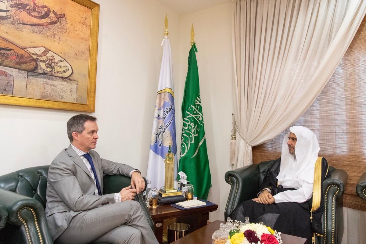 التقى الشيخ د.محمد العيسى في مكتبه بالرياض سفير جمهورية البرازيل الاتحادية لدى المملكة العربية السعودية السيد مارسيلو ديلا نينا