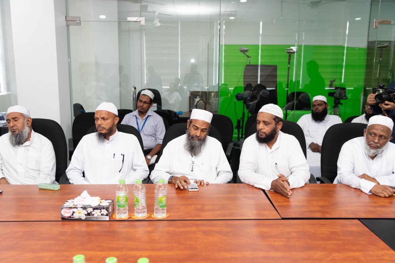 Le SG de la Ligue Islamique Mondiale s’est réuni à Colombo avec le président de l’Association des savants du Sri Lanka et avec ses membres qui ont apprécié la visite de la LIM qui a soulevé l’importance du rôle de l’association pour assurer l’harmonie religieuse et ethnique.