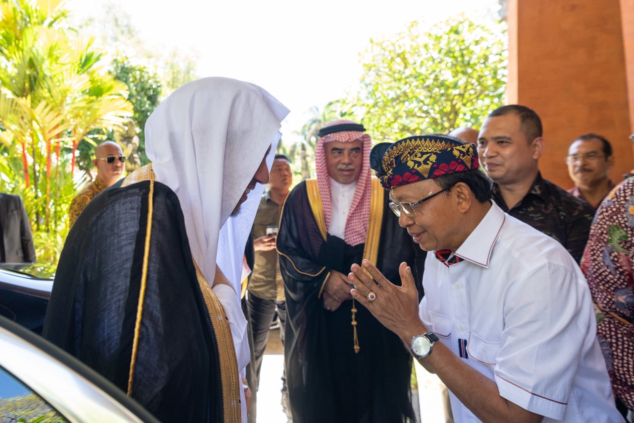 Mohammad Alissa est arrivé à Bali, lieu du Sommet du G20 de cette année pour présider le Sommet du Groupe des   Religions SommetR20. Il a été reçu par le Gouverneur de Bali