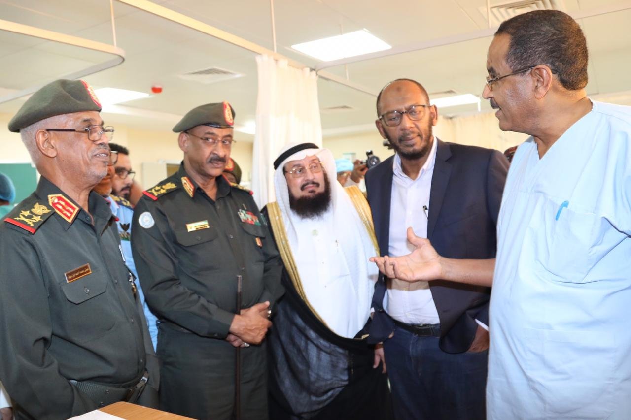 وزير الدفاع السوداني يستمع لشرح عن برنامج جراحات القلب بأم درمان
