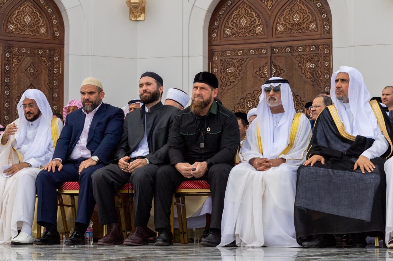 En présence de rois et de présidents des pays musulmans.