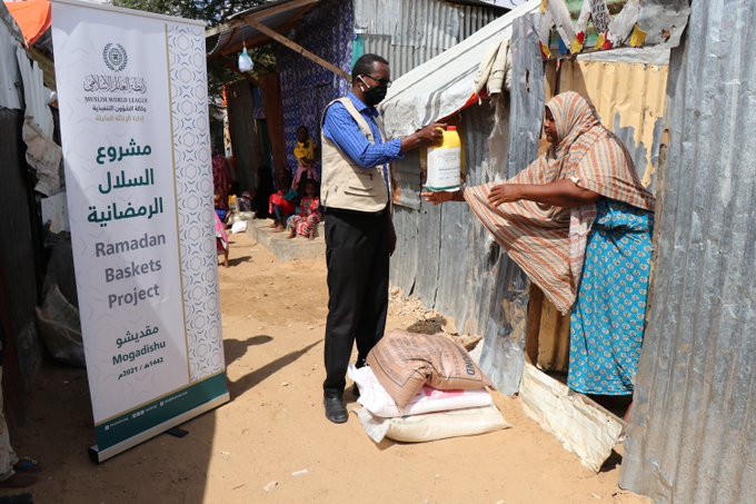 The MWL in Somalia distributed food baskets as part of the annual  Muslim World League Ramadan Baskets Project