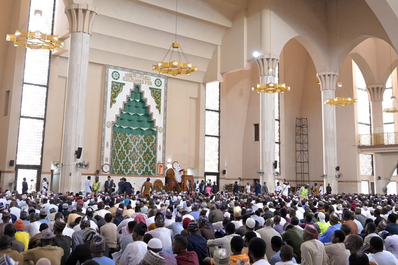 رابطہ عالم اسلامی کے سیکرٹری جنرل نے نائجیریا کے دارالحکومت کی قومی جامع مسجد میں خطبۂ جمعہ دیا اور نماز کی امامت فرمائی