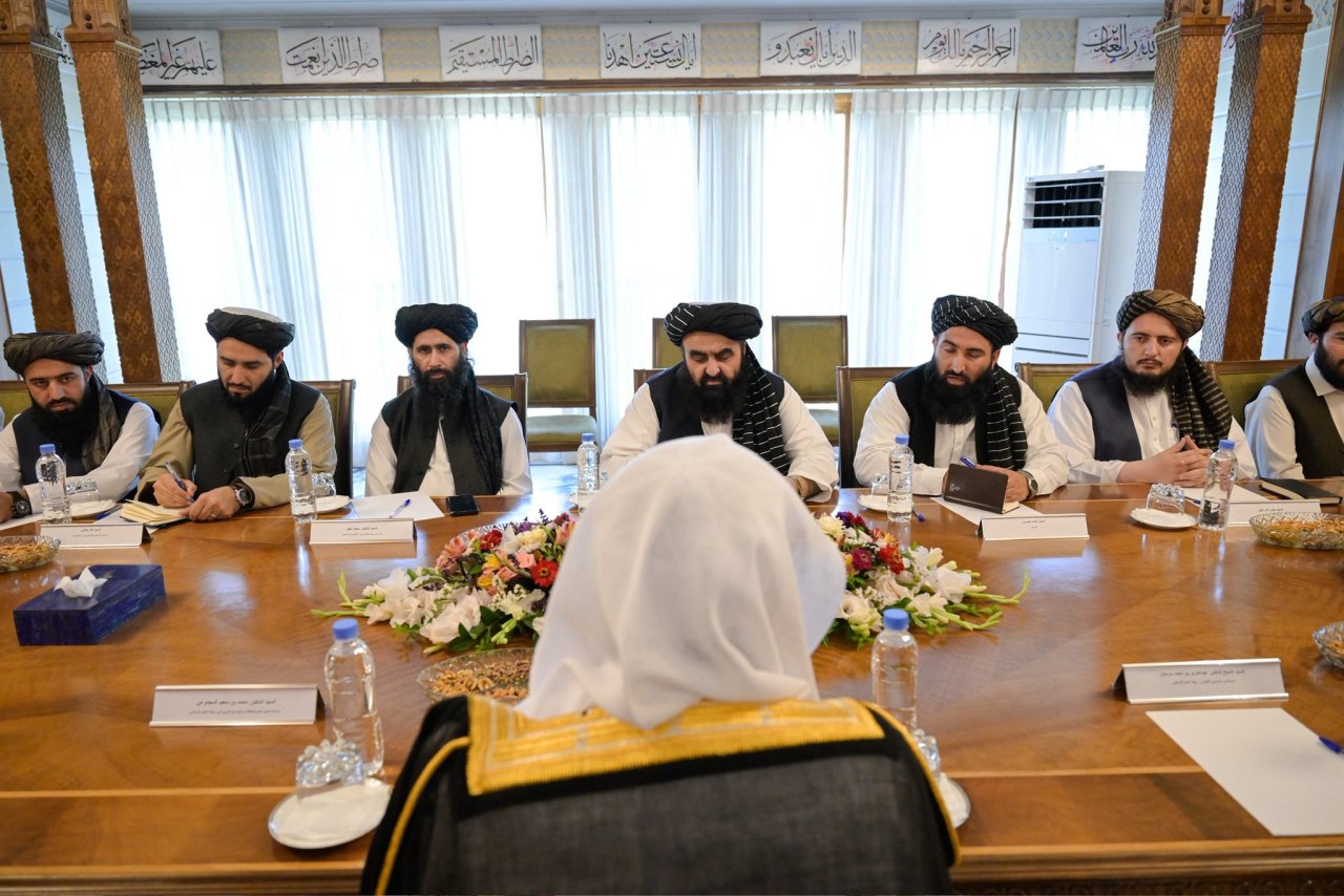 دبیرکل محترم و رئیس انجمن علمای  مسلمان، جناب آقای دکتر شیخ  ‫محمد العيسى، با وزیر امور خارجه افغانستان، مولوی امیرخان متقی، در مقر نخست شورای امنیت در کاخ ریاست وزرای کابل دیدار کرد.