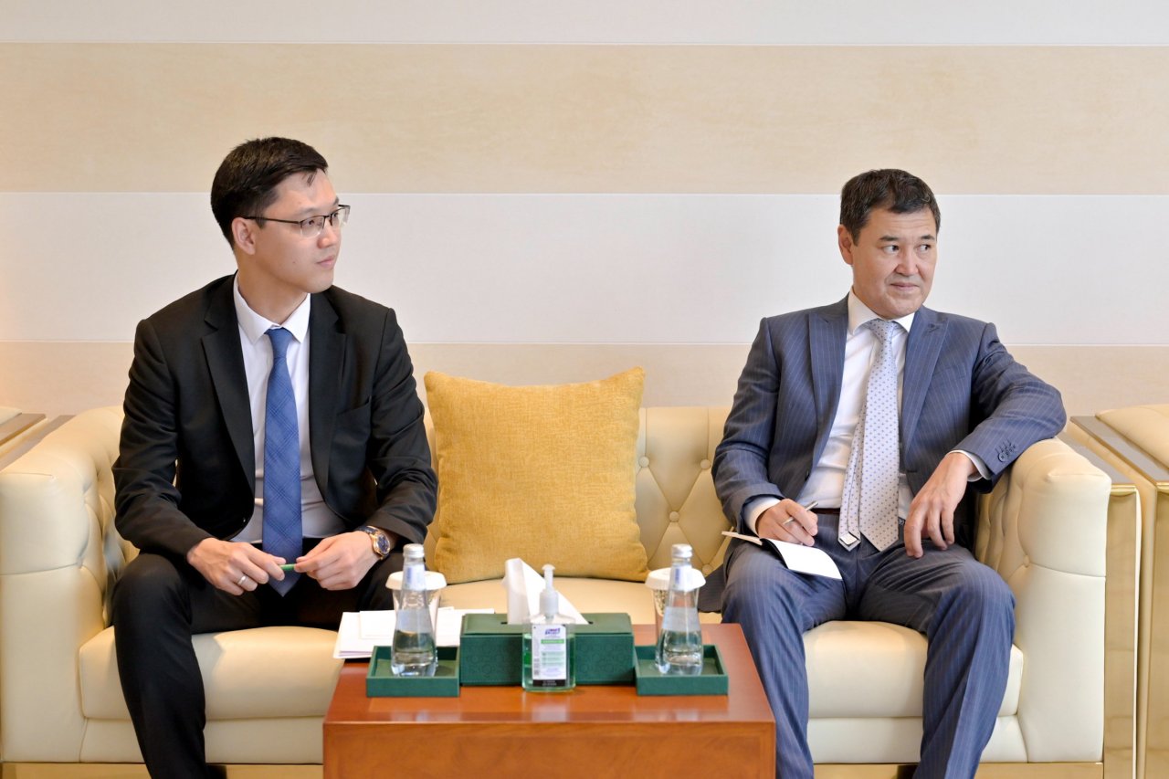 Le Secrétaire général, Président de l’Organisation des savants musulmans, cheikh Mohammed Al-Issa a reçu aujourd’hui à Riyad, l’Ambassadeur de la République du Kazakhstan auprès du Royaume d’Arabie Saoudite, M. Madiyar Menilbekov.