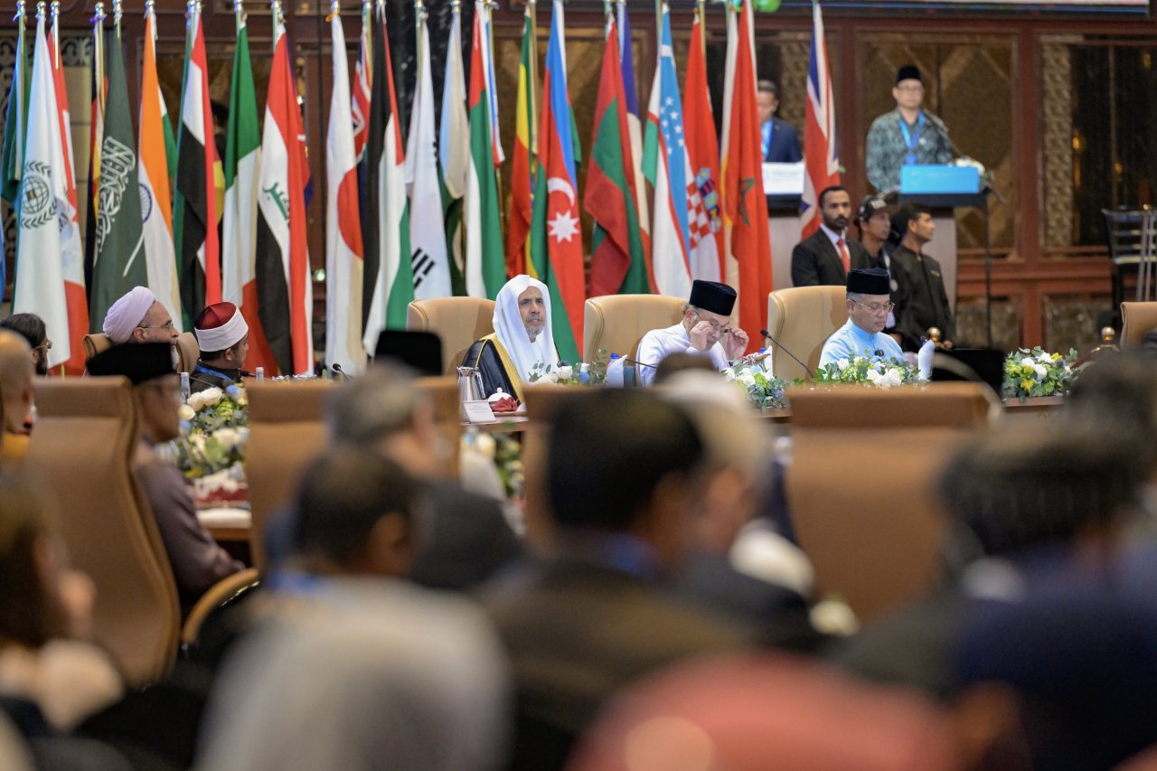 H.E. Dato’ Sri Anwar Ibrahim, Prime Minister of Malaysia and H.E. Sheikh Dr. Mohammed Al-Issa, Secretary-General of the MWL inaugurated the Second International Summit of Religious Leaders, titled “The Role of Religious Leaders in Resolving Conflicts.”