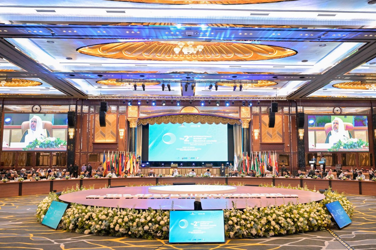 H.E. Dato’ Sri Anwar Ibrahim, Prime Minister of Malaysia and H.E. Sheikh Dr. Mohammed Al-Issa, Secretary-General of the MWL inaugurated the Second International Summit of Religious Leaders, titled “The Role of Religious Leaders in Resolving Conflicts.”