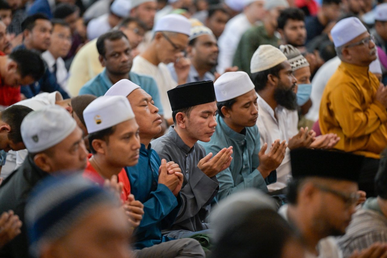 Scenes from the Friday sermon delivered by H.E. Sheikh Dr. Mohammed Alissa, Secretary-General of the Muslim World League (MWL) and Chairman of the Organization of Muslim Scholars, from the pulpit of the largest mosque in Kuala Lumpur