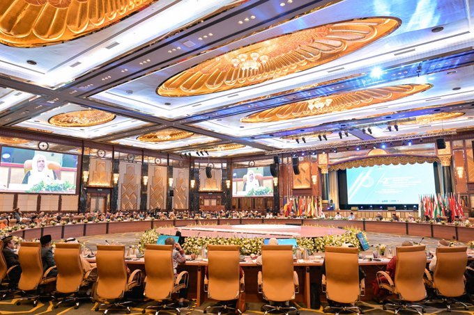 قضيه فلسطین.. قضیه‌ای مرکزی در وجدان عربی و اسلامی، و همچنین در دل تمام ملت‌های دوستدار عدالت و صلح به شمار می‌رود. کنفرانس بین‌المللی سطح‌بالا برای حل مسالمت‌آمیز قضیه فلسطین