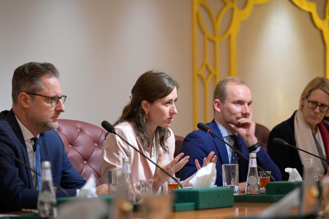 Yang Mulia Sekretaris Jenderal LMD, Ketua Organisasi Ulama Muslim, Syekh Dr. Mohammed Alissa , menerima kunjungan delegasi para tokoh intelektual Jerman dari berbagai pusat penelitian dan pemikiran