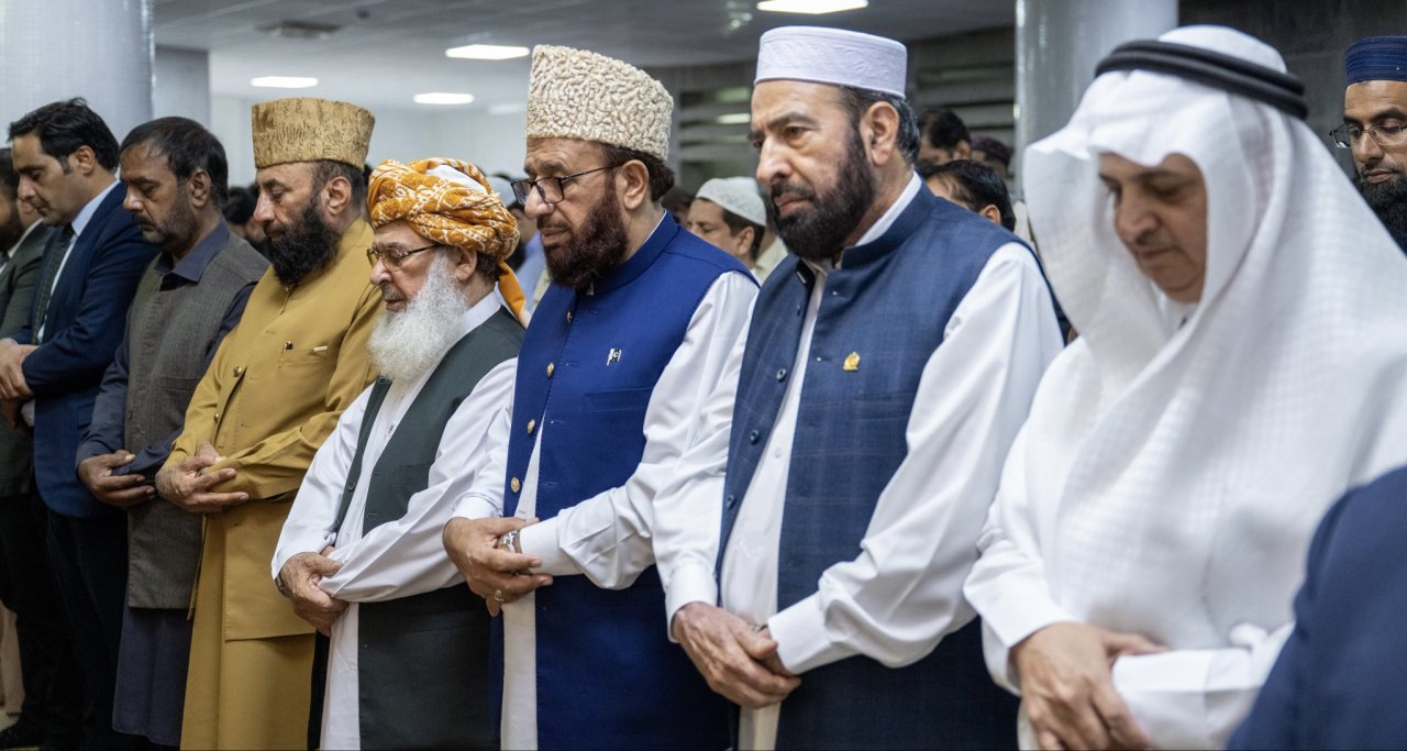 سیکرٹری جنرل رابطہ اور چیئرمین مسلم علماء کونسل، عزت مآب شیخ ڈاکٹر محمد العیسی نے اراکین پارلیمنٹ، بعض صوبوں کے گورنرز، وزراء اور نمازیوں کی ایک بڑی تعداد کی موجودگی میں، پاکستانی”پارلیمنٹ“ اور”سینیٹ“ کی جامع مسجد کے منبر سے جمعہ کا خطبہ دیا۔