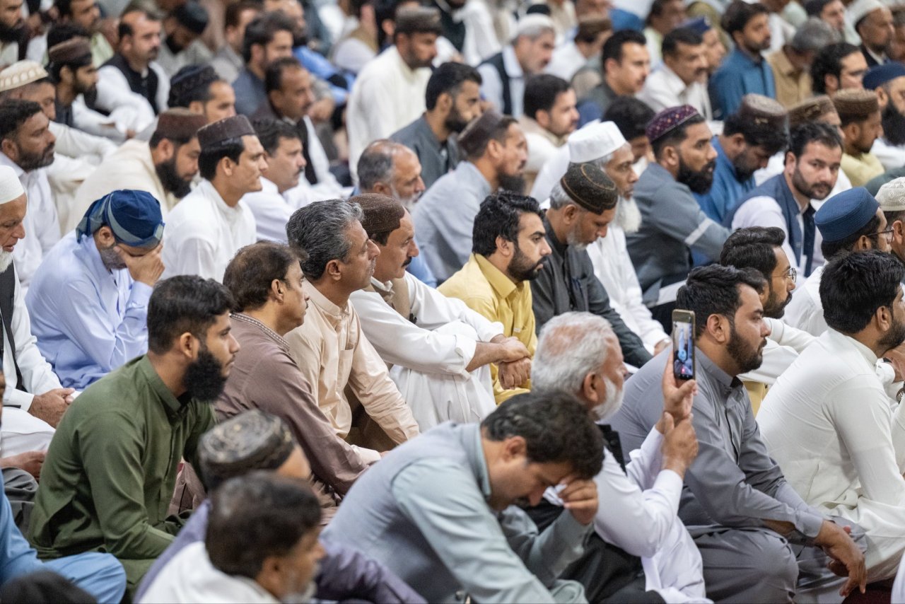 سیکرٹری جنرل رابطہ اور چیئرمین مسلم علماء کونسل، عزت مآب شیخ ڈاکٹر محمد العیسی نے اراکین پارلیمنٹ، بعض صوبوں کے گورنرز، وزراء اور نمازیوں کی ایک بڑی تعداد کی موجودگی میں، پاکستانی”پارلیمنٹ“ اور”سینیٹ“ کی جامع مسجد کے منبر سے جمعہ کا خطبہ دیا۔