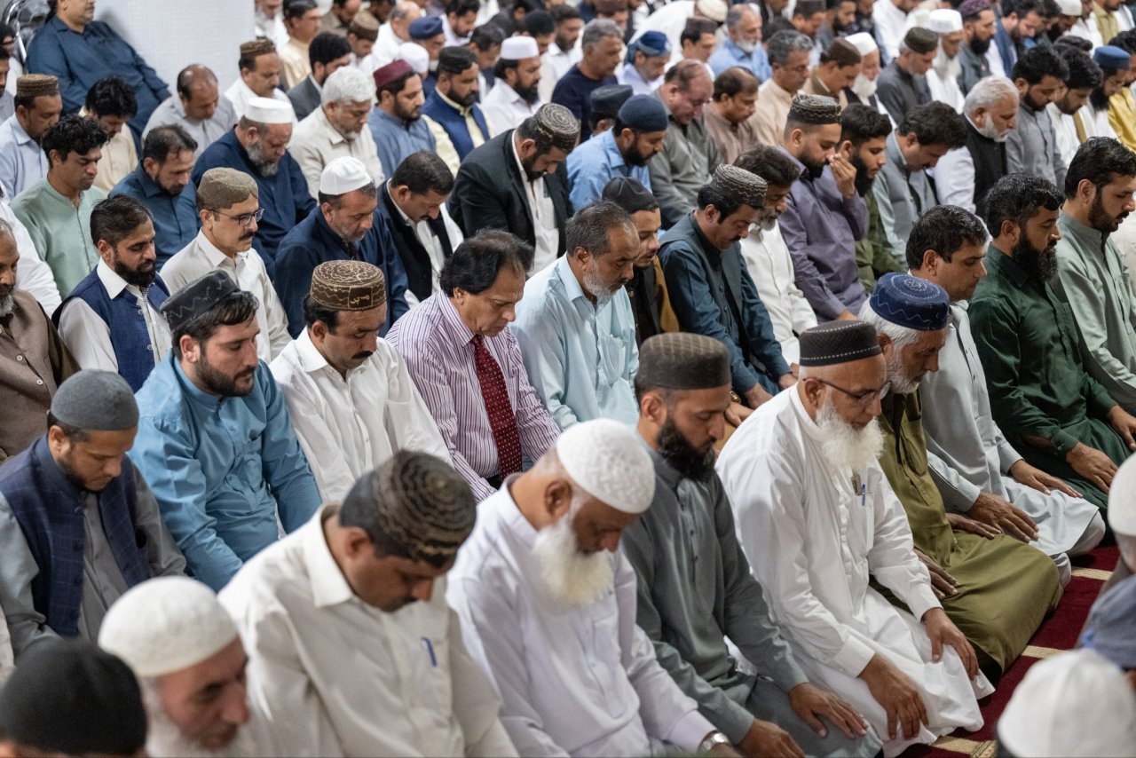 سیکرٹری جنرل رابطہ اور چیئرمین مسلم علماء کونسل، عزت مآب شیخ ڈاکٹر محمد العیسی نے اراکین پارلیمنٹ، بعض صوبوں کے گورنرز، وزراء اور نمازیوں کی ایک بڑی تعداد کی موجودگی میں، پاکستانی”پارلیمنٹ“ اور”سینیٹ“ کی جامع مسجد کے منبر سے جمعہ کا خطبہ دیا۔