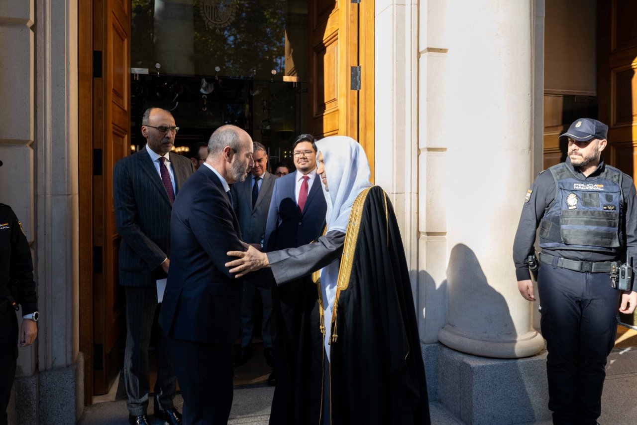 Yang Mulia Sekretaris Jenderal LMD, Ketua Organisasi Ulama Muslim, Syekh Dr. Mohammed Alissa , bertemu dengan Ketua Senat Spanyol, Tuan Pedro Rollán, di markaz Senat di ibu kota Madrid