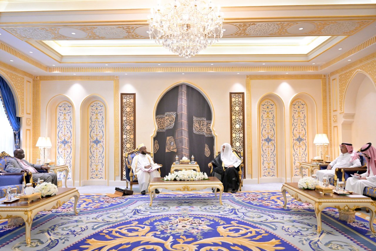 Yang Mulia Sekretaris Jenderal LMD, Ketua Organisasi Ulama Muslim, Syekh Dr. Mohammed Alissa , menerima kunjungan Yang Mulia Imam Besar Urusan Islam, Mufti Agung Republik Burundi