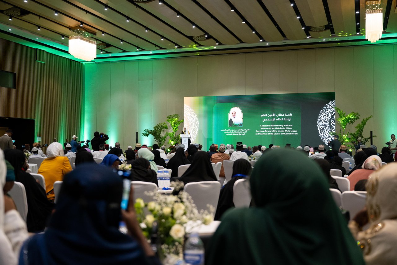 د.العيسى يشهد تخريج سبعين ألفًا بين حافظ وحافظة للقرآن الكريم في راوندا