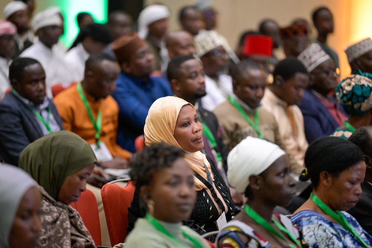 ‏شهد معالي الأمين العام، رئيس هيئة علماء المسلمين، فضيلة الشيخ د.⁧‫محمد العيسى‬⁩‬⁩ توقيعَ مذكرة تفاهم بين رابطة العالم الإسلامي والمجلس الأعلى للشؤون الإسلامية في رواندا؛ لتفعيل وثيقة مكة المكرمة وخدمة اللغة العربية، كما جرى توقيع مذكرة تفاهم مع وزارةِ الشؤون الاجتماعية؛ لدعم مشروع ترميم بيوت الأرامل، بحضور قياداتٍ من رابطة العالم الإسلامي، وشخصيات وزارية من جمهورية رواندا.