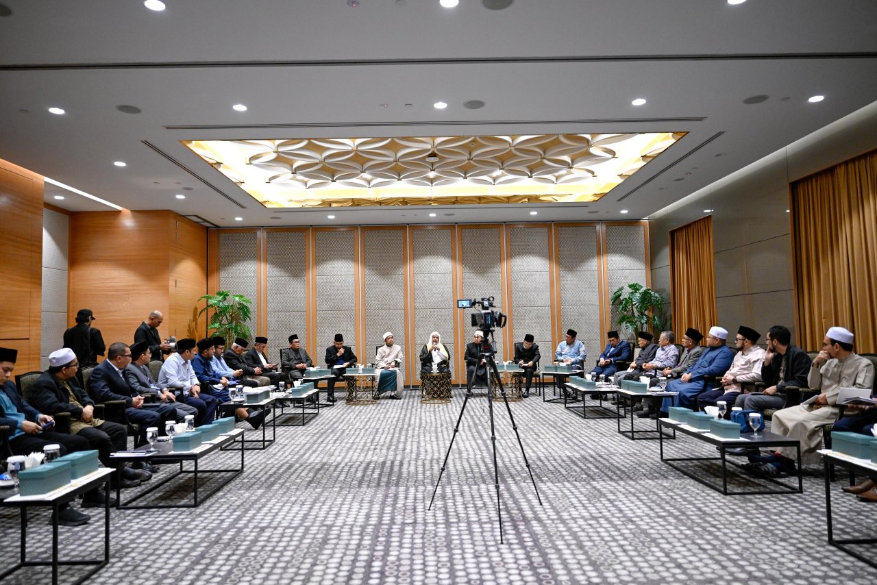 أمينُ عامّ رابطة العالَم الإسلاميّ يجتمعُ مع كبار علماء ماليزيا من عموم الولايات