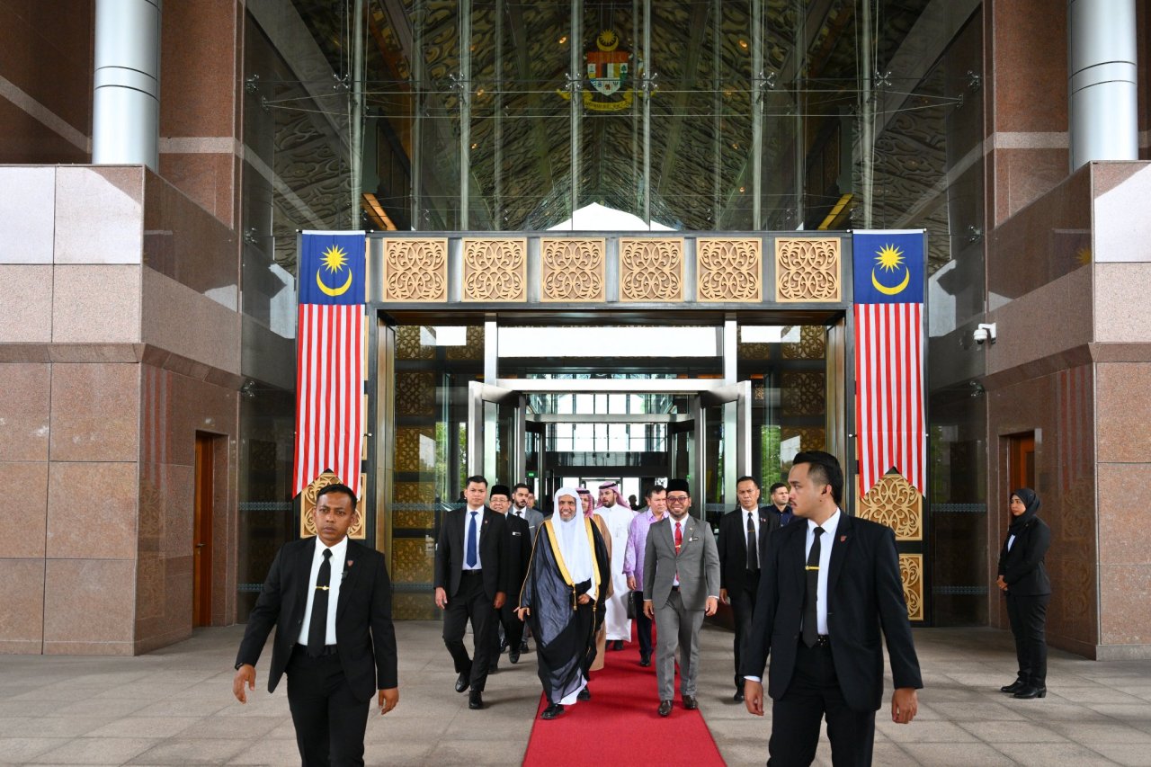 وصلَ معالي الأمين العام، رئيسُ هيئة علماء المسلمين، فضيلة الشيخ د.⁧‫ محمد العيسى‬⁩ ‬⁩، إلى مطار كوالالمبور الدوليّ، حيث كان في استقباله عددٌ من أصحاب الفضيلة والمعالي