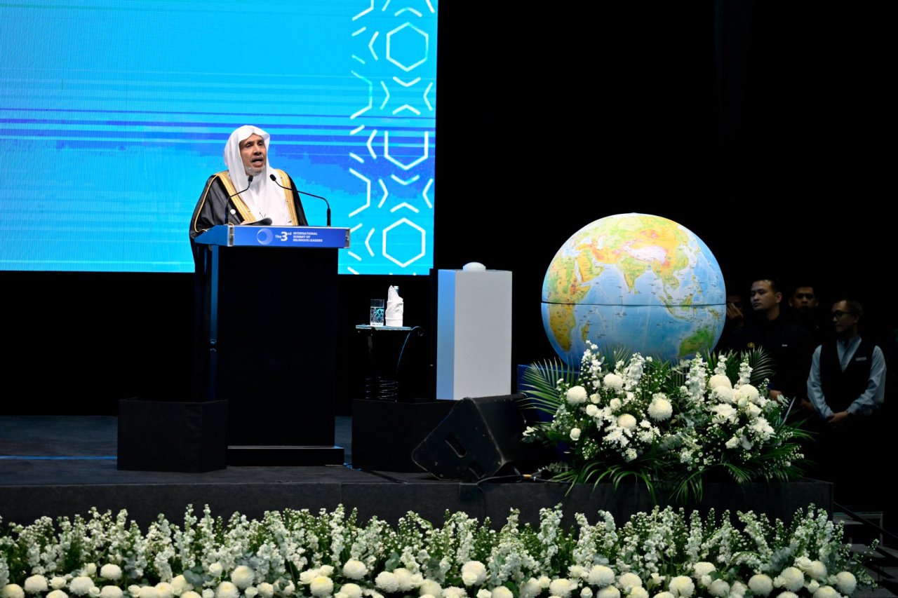 Photos du troisième Sommet international des responsables religieux, avec la participation du Secrétaire général,Président de l’Organisation des savants musulmans, cheikh Mohammed Al-Issa en qualité d’intervenant principal lors de la cérémonie d’ouverture