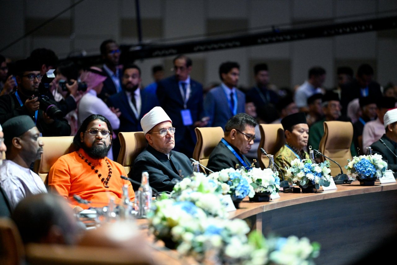 Photos du troisième Sommet international des responsables religieux, avec la participation du Secrétaire général,Président de l’Organisation des savants musulmans, cheikh Mohammed Al-Issa en qualité d’intervenant principal lors de la cérémonie d’ouverture
