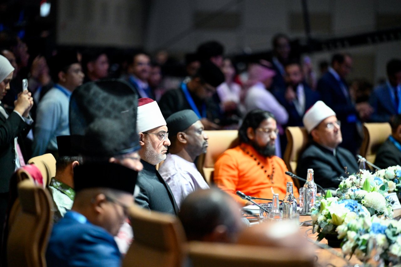 Photos du troisième Sommet international des responsables religieux, avec la participation du Secrétaire général,Président de l’Organisation des savants musulmans, cheikh Mohammed Al-Issa en qualité d’intervenant principal lors de la cérémonie d’ouverture