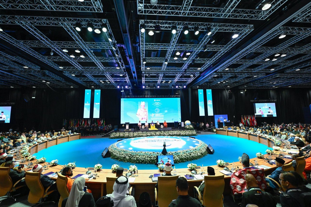 Photos du troisième Sommet international des responsables religieux, avec la participation du Secrétaire général,Président de l’Organisation des savants musulmans, cheikh Mohammed Al-Issa en qualité d’intervenant principal lors de la cérémonie d’ouverture