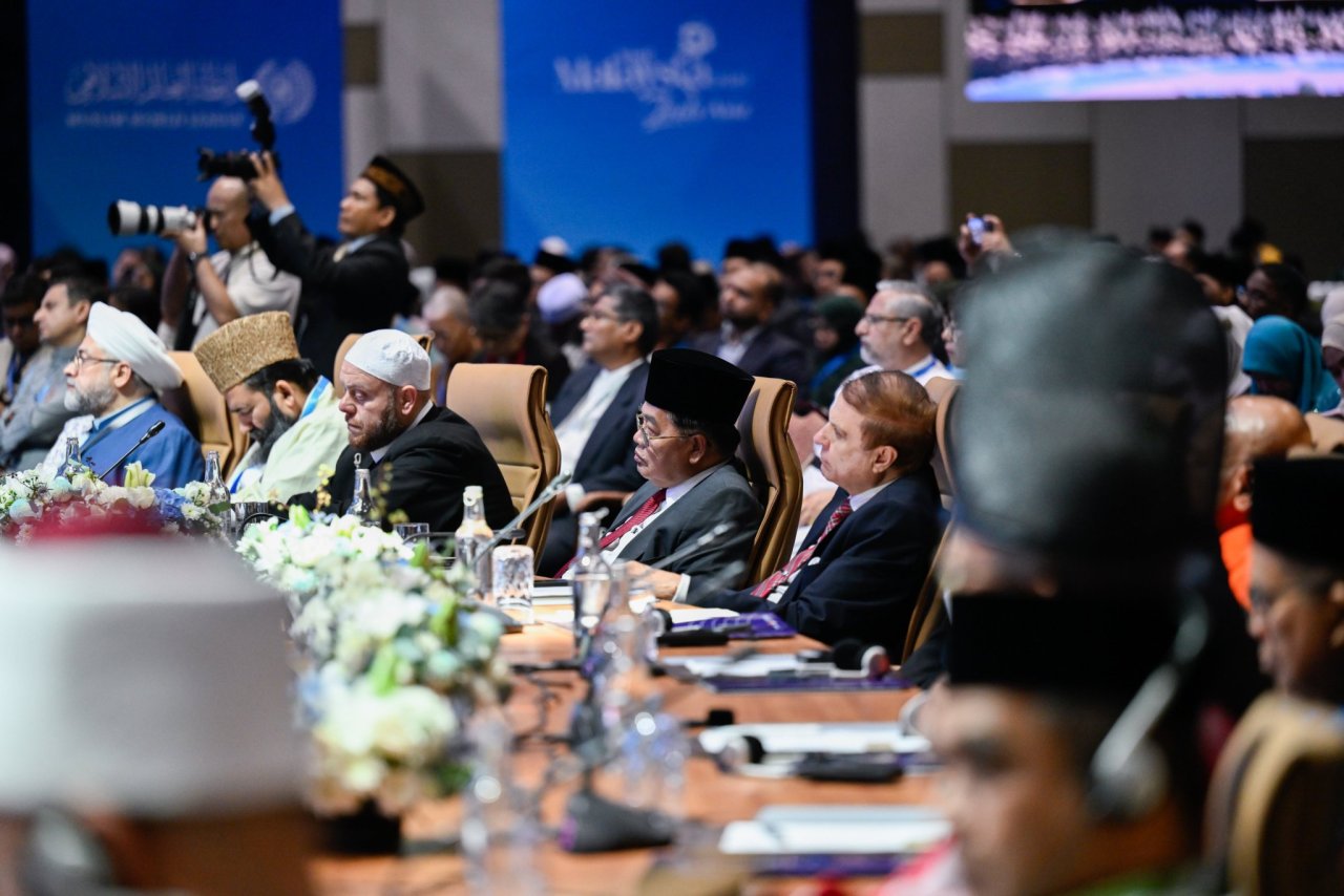 Photos du troisième Sommet international des responsables religieux, avec la participation du Secrétaire général,Président de l’Organisation des savants musulmans, cheikh Mohammed Al-Issa en qualité d’intervenant principal lors de la cérémonie d’ouverture