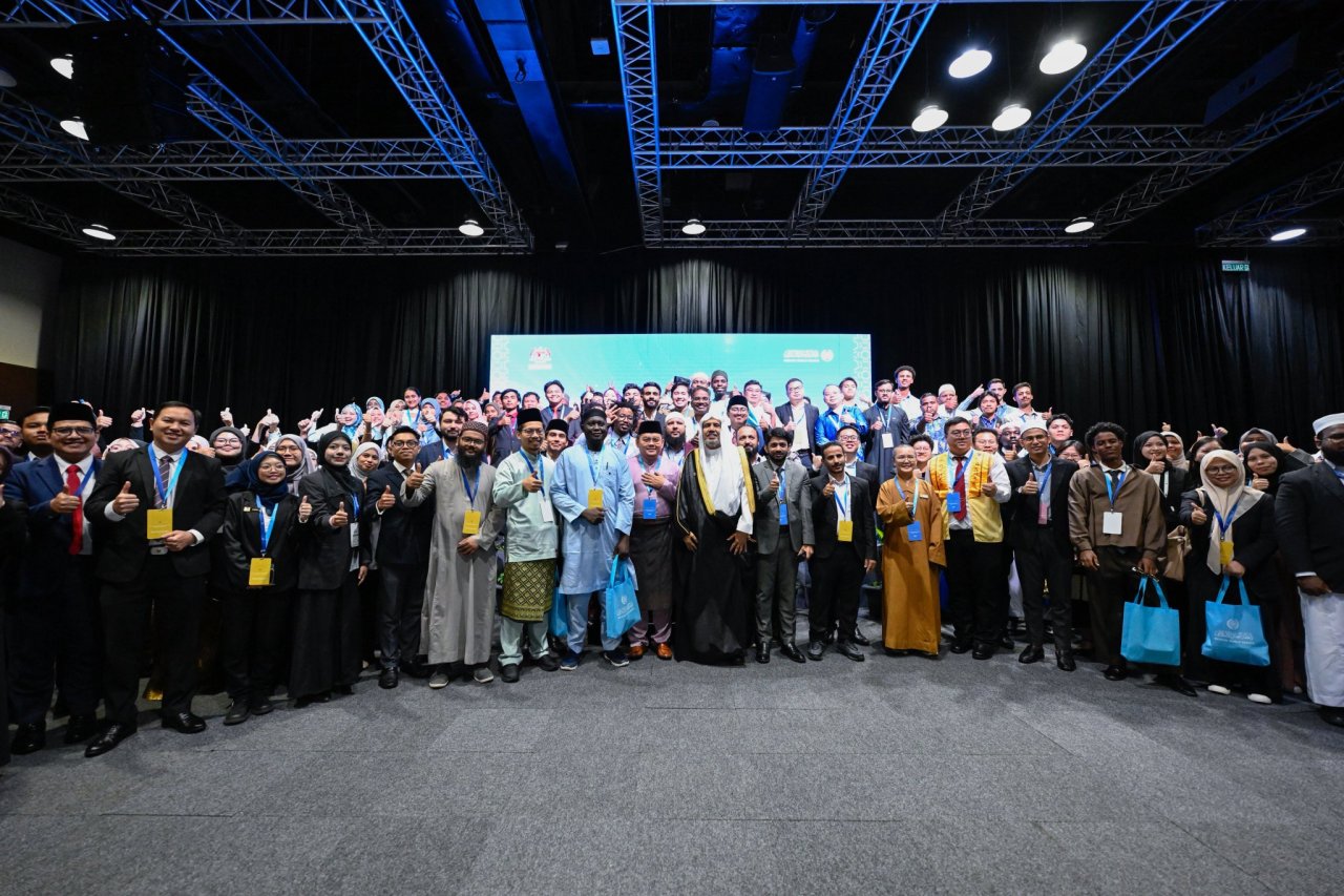 En marge du troisième Sommet international des représentants religieux : Le Secrétaire général, cheikh Mohammed Al-Issa a rencontré, dans la capitale malaisienne Kuala Lumpur, de jeunes responsables parmi les étudiants universitaires et les chercheurs
