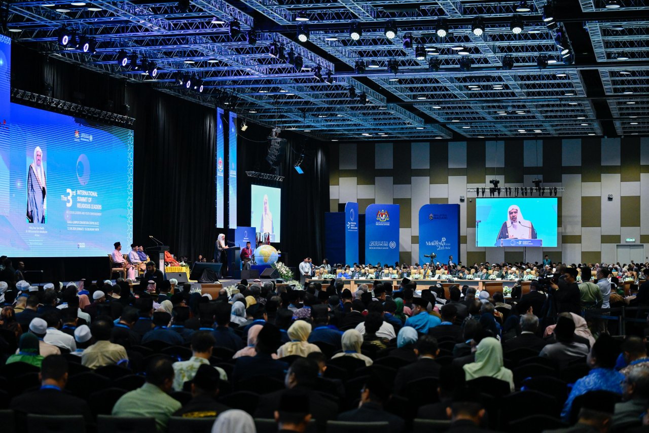 الأمينُ العام لرابطة العالم الإسلامي يشارِك بكلمةٍ افتتاحيةٍ في أعمال "القمّة الدولية الثالثة للقيادات الدينية" بالعاصمة الماليزية "كوالالمبور"