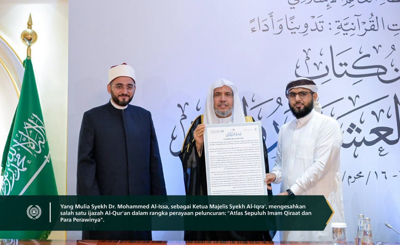 Yang Mulia Sekretaris Jenderal LMD, Syekh Dr. Mohammed Al-Issa , meluncurkan buku "Atlas Sepuluh Imam Qiraat dan Para Perawinya" di markas besar LMD di Makkah Al-Mukarramah