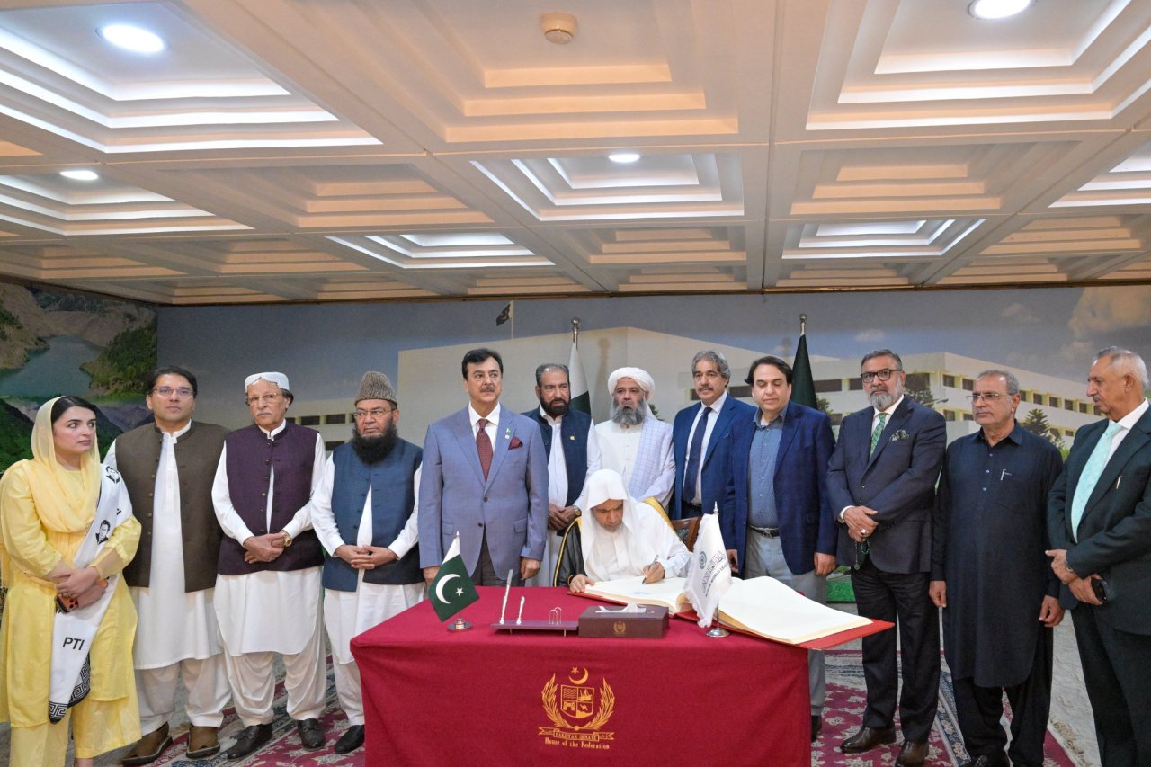 پاکستان کے چیئرمین سینیٹ، جناب یوسف رضا گیلانی نے سینیٹ کے مرکزی دفتر میں سیکرٹری جنرل رابطہ اور چیئرمین مسلم علماء کونسل، عزت مآب شیخ ڈاکٹر  محمد العیسی   کا خیرمقدم کیا۔
