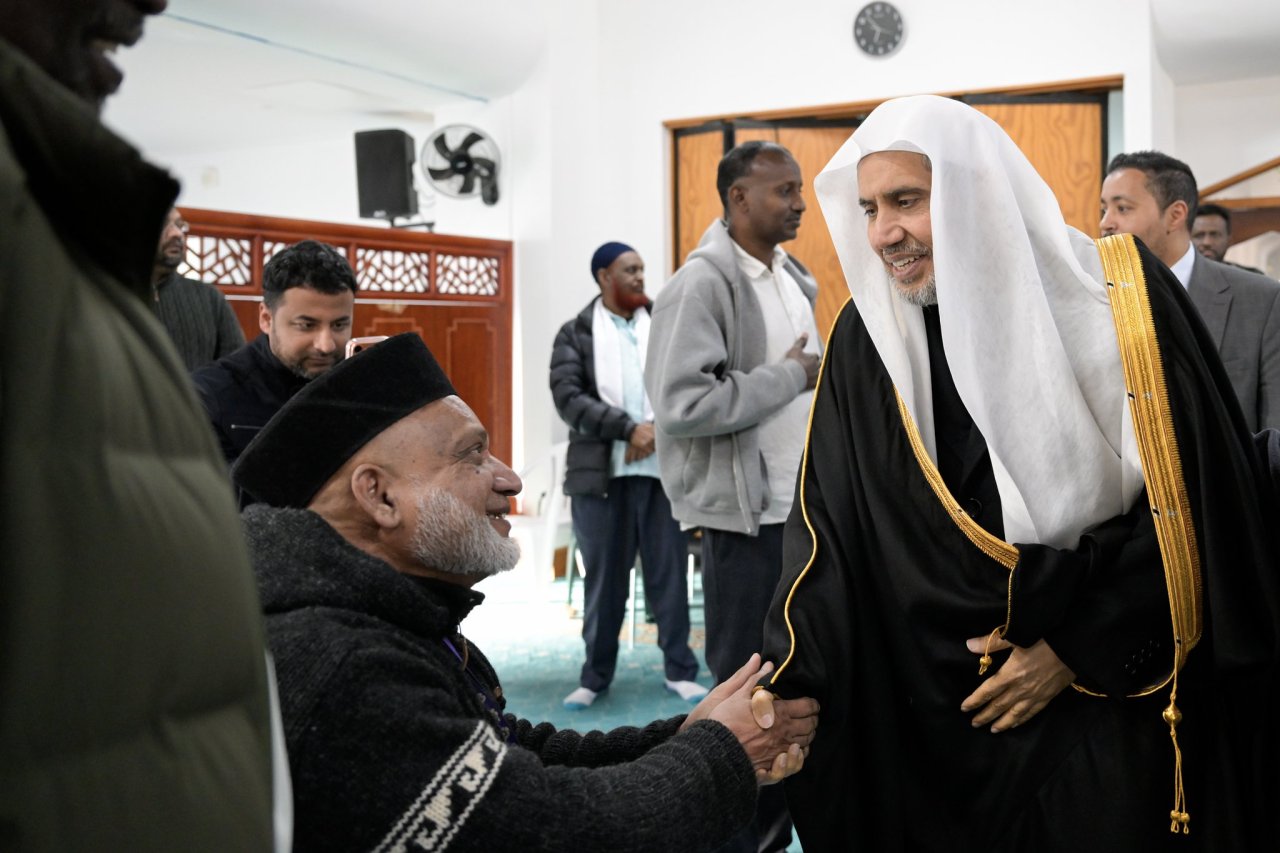 Le Secrétaire général, cheikh Mohammed Al-Issa s’est rendu à la mosquée, où il a de nouveau fait le point sur les besoins de la mosquée et rencontré les survivants de l’attentat terroriste ainsi que les familles des martyrs