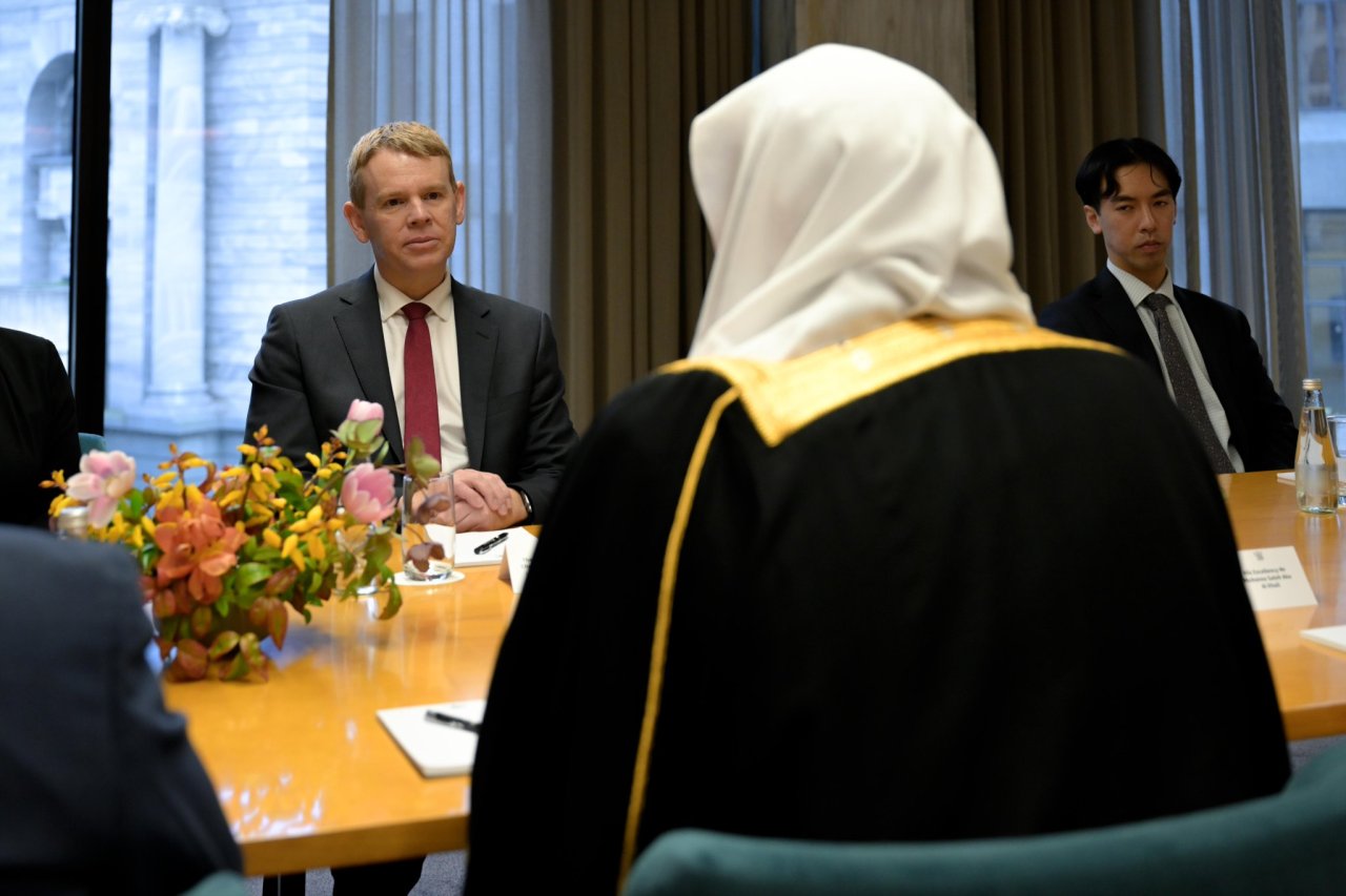 At the Parliament in the New Zealand capital, Wellington, H.E. Sheikh Dr. Mohammed Al-Issa, Secretary-General of the MWL, met with Mr. Chris Hipkins, former Prime Minister, Leader of the NZ Labour Party, and Leader of the Opposition in the NZ Parliament