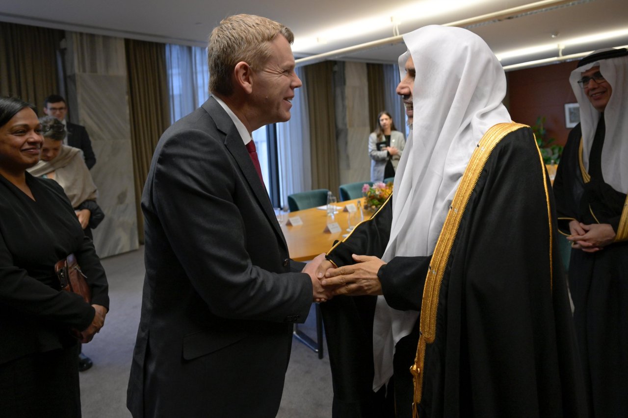 At the Parliament in the New Zealand capital, Wellington, H.E. Sheikh Dr. Mohammed Al-Issa, Secretary-General of the MWL, met with Mr. Chris Hipkins, former Prime Minister, Leader of the NZ Labour Party, and Leader of the Opposition in the NZ Parliament