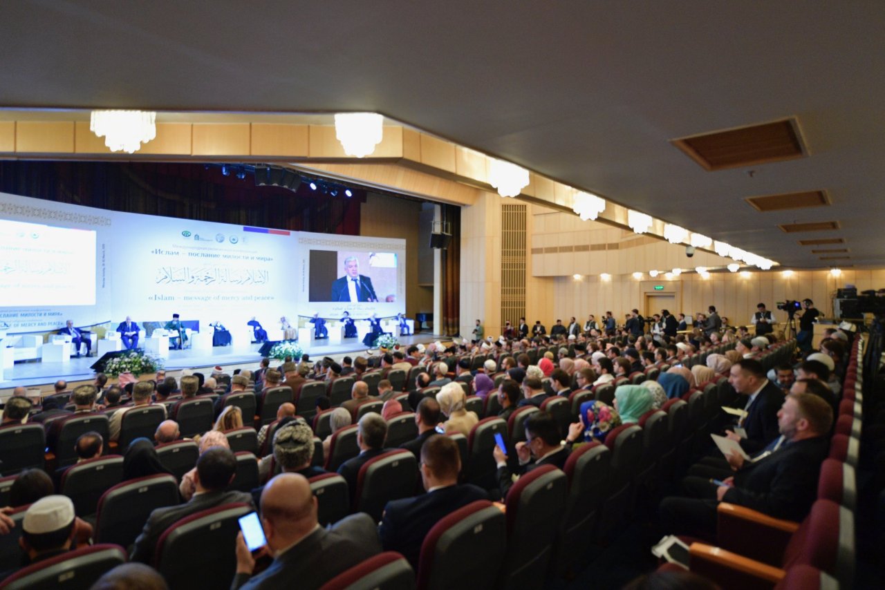 فضيلة الشيخ عبد اللطيف دريان مفتي الجمهورية اللبنانية متحدثاً من موسكو في مؤتمر الرابطة، مستعرضاً معالمَ مهمةً في قيم الإسلام