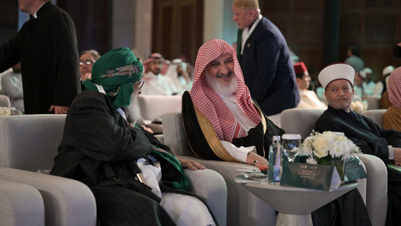 Dalam rangka memberikan pelayanan bagi umat Islam dalam seluruh urusan keagamaannya, melalui sebuah inovasi digital yang berlandaskan payung syar‘i internasional yang menyatukan, serta telah mendapatkan pengesahan fikih dari Akademi Fikih Islam: Platform