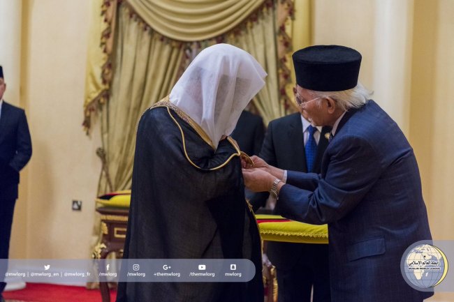  In a grand ceremony convened by the Sultan, the Kingdom of Malaysia awards Dr. Mohammed Al-Issa its highest honorary title: (Dato Sri) for his efforts in promoting moderation.