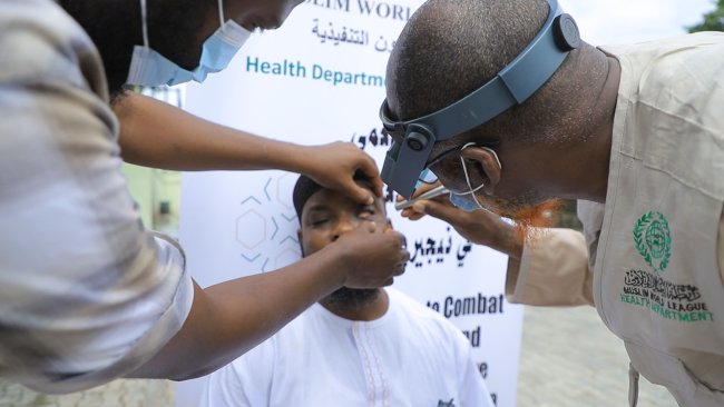 رابطہ عالم اسلامی نگہداشت اور علاج کے پروگراموں کے ذریعے افریقہ میں اندھے پن  سے نبرد آزما ہے
