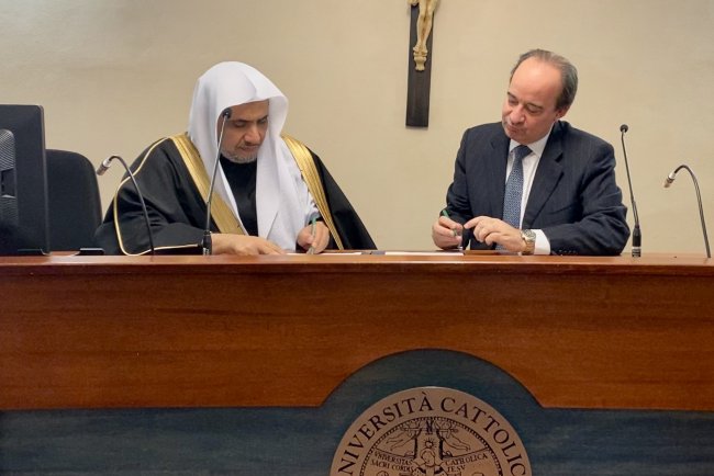 اطالوی کیتھولک یونیورسٹی کے چانسلر نے رابطہ عالم اسلامی کے سیکرٹری جنرل شیخ ڈاکٹر محمد العیسی کی تکریم کی 