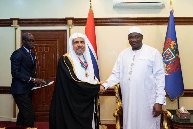 Le Président de la République de Gambie Adama Barrow remet à  Mohammad Alissa le prix d’« Ambassadeur de la paix internationale », lors d’une grande célébration organisée à Banjul.