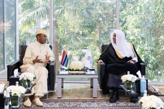 Le Secrétaire général, Président de l'Organisation des savants musulmans, cheikh Mohammad Alissa a reçu  à Riyad, l'Ambassadeur de la République de Gambie auprès du Royaume d'Arabie Saoudite, M. Omar Jibril Sala