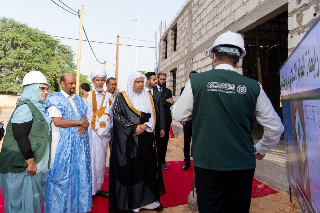 شیخ ڈاکٹر محمد العیسی دار الحکومت نواکشوط میں رابطہ کے زیر اہتمام جامع مسجد کی تعمیر کے منصوبے کے آخری مرحلے کا جائزہ لے رہے ہیں