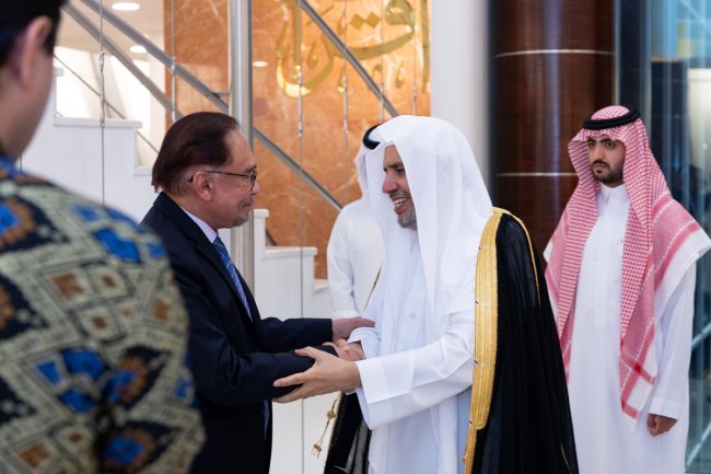A Riyadh Le Premier Ministre de Malaisie, M. Anwar Ibrahim, rend visite au Secrétaire général, président de l'Organisation des savants musulmans, cheikh Mohammad Alissa. Son pays a salu