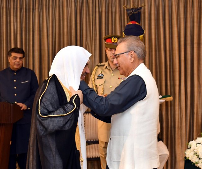 Pakistan President awards Secretary General of MWL “Crescent of Excellence” the highest in the country in appreciation of his efforts in spreading the message of peace in the name of Islam and combating “Islamophobia”: